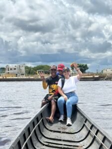 Andreina Guevara visita a pescadores